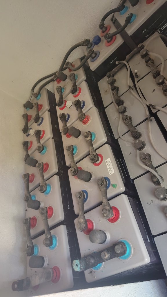 Photovoltaik/Set: Batterien, Inverter, Ladegerät