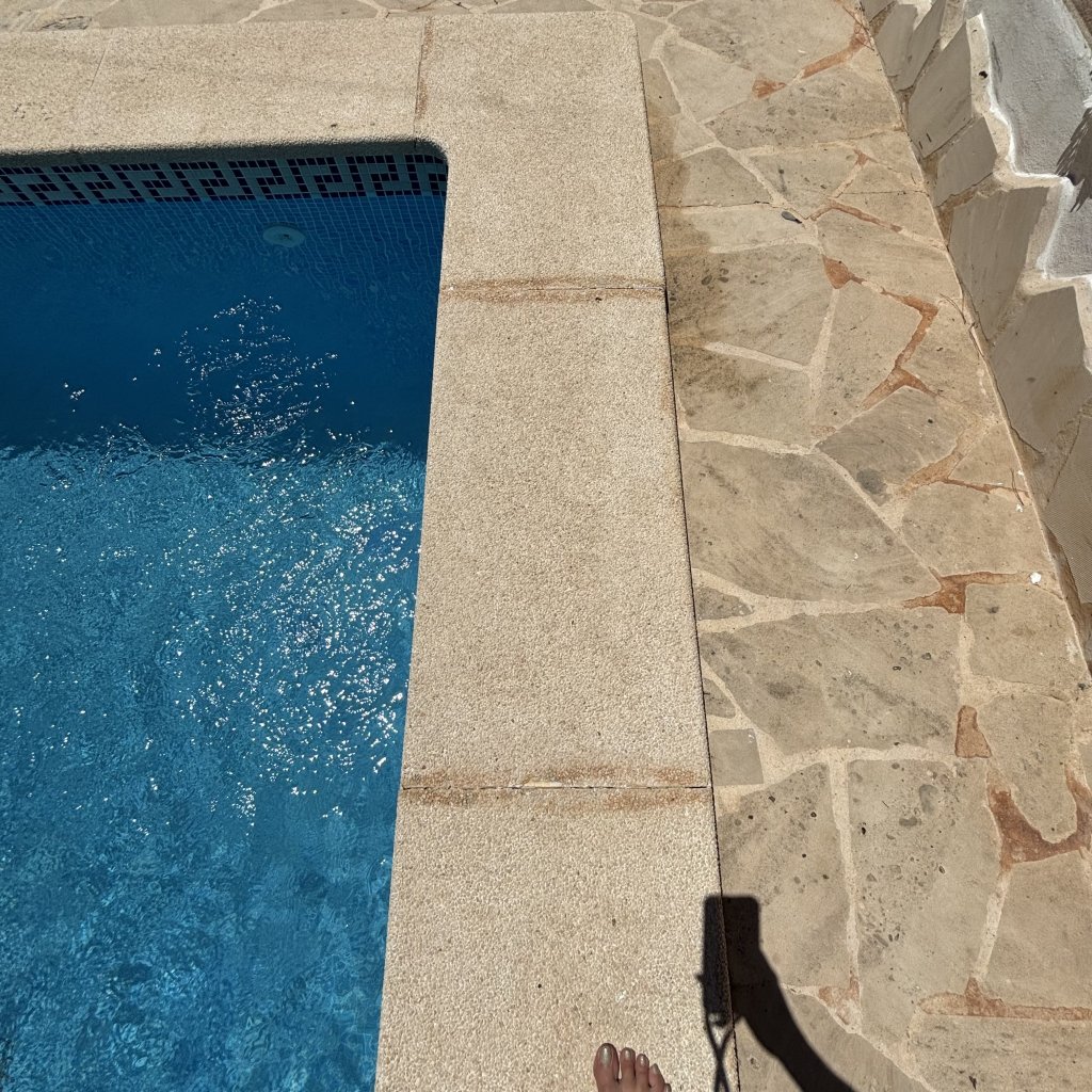 Piedras de remate para piscina, borde de piscina, remate de cabezal de piscina - gratis