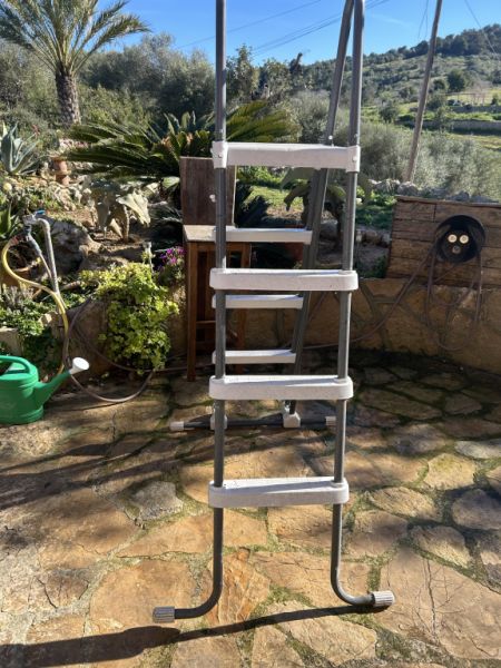 Pool ladder up to 1.23 m for above-ground pool