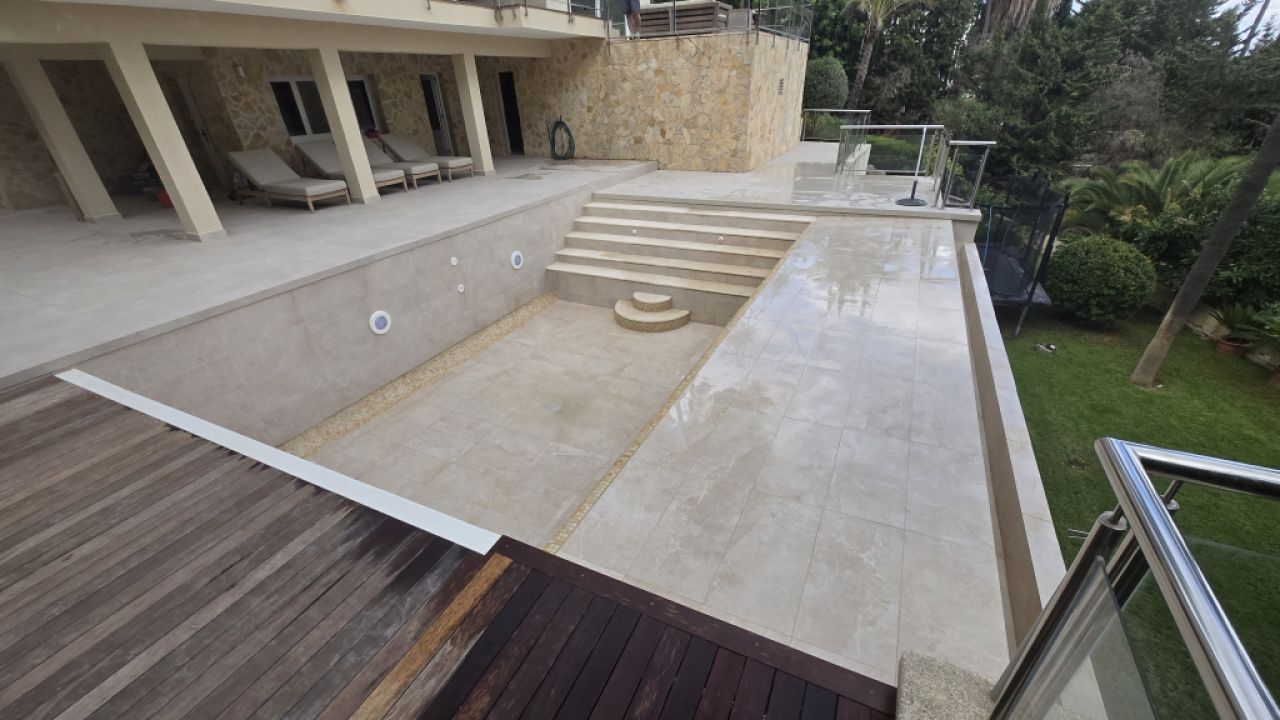 Poolsanierung neue fliesen oder poolfolie oder beschichtung