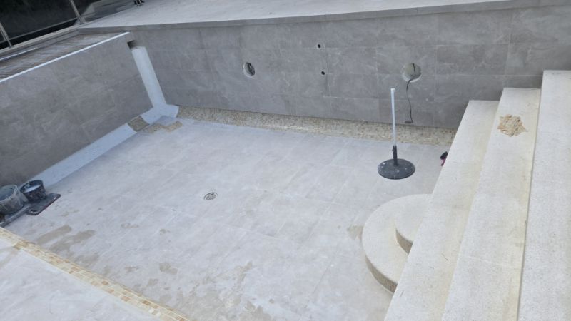 Poolsanierung neue fliesen oder poolfolie oder beschichtung