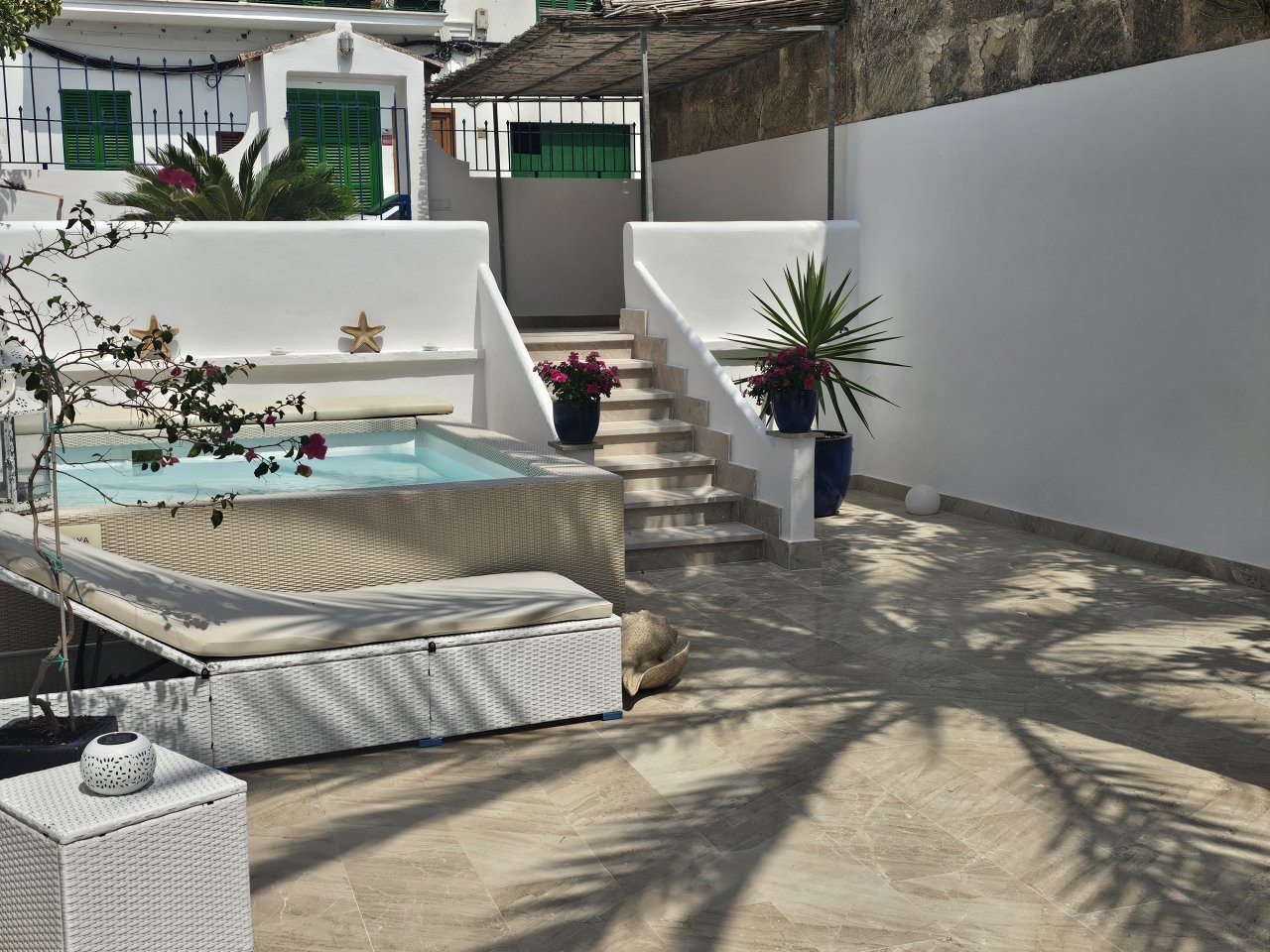 Portocolom mod. Apartment über 2 Etagen - mit Terrassen und Relaxpool. (ausser Juli/August)