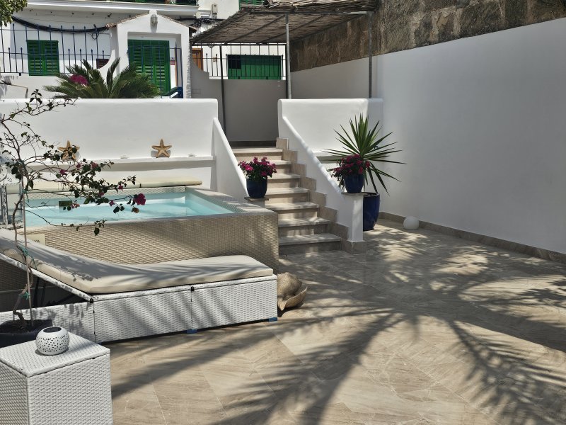 Portocolom mod. Apartment über 2 Etagen - mit Terrassen und Relaxpool. (ausser Juli/August)