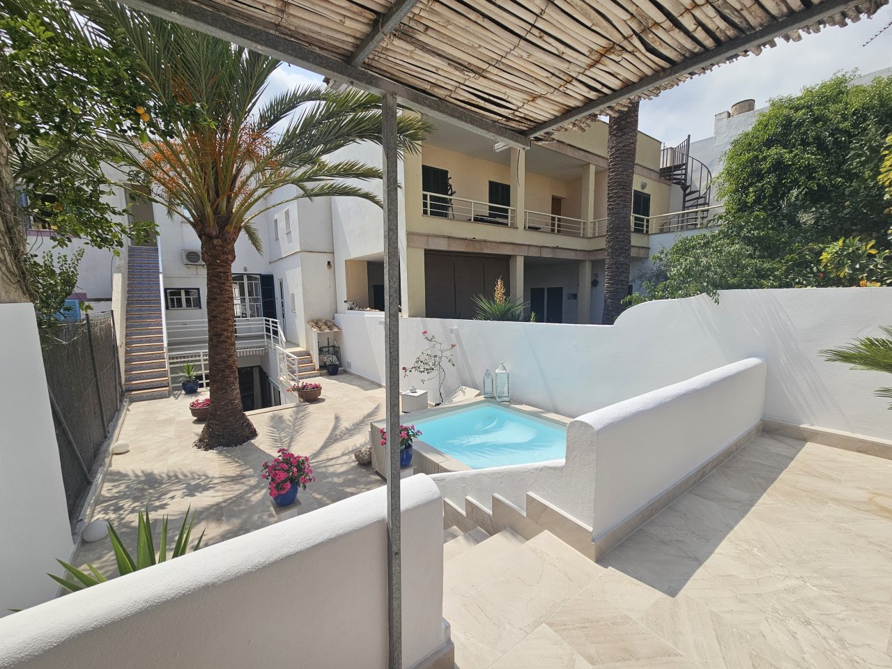 Portocolom mod. Apartment über 2 Etagen - mit Terrassen und Relaxpool. (ausser Juli/August)