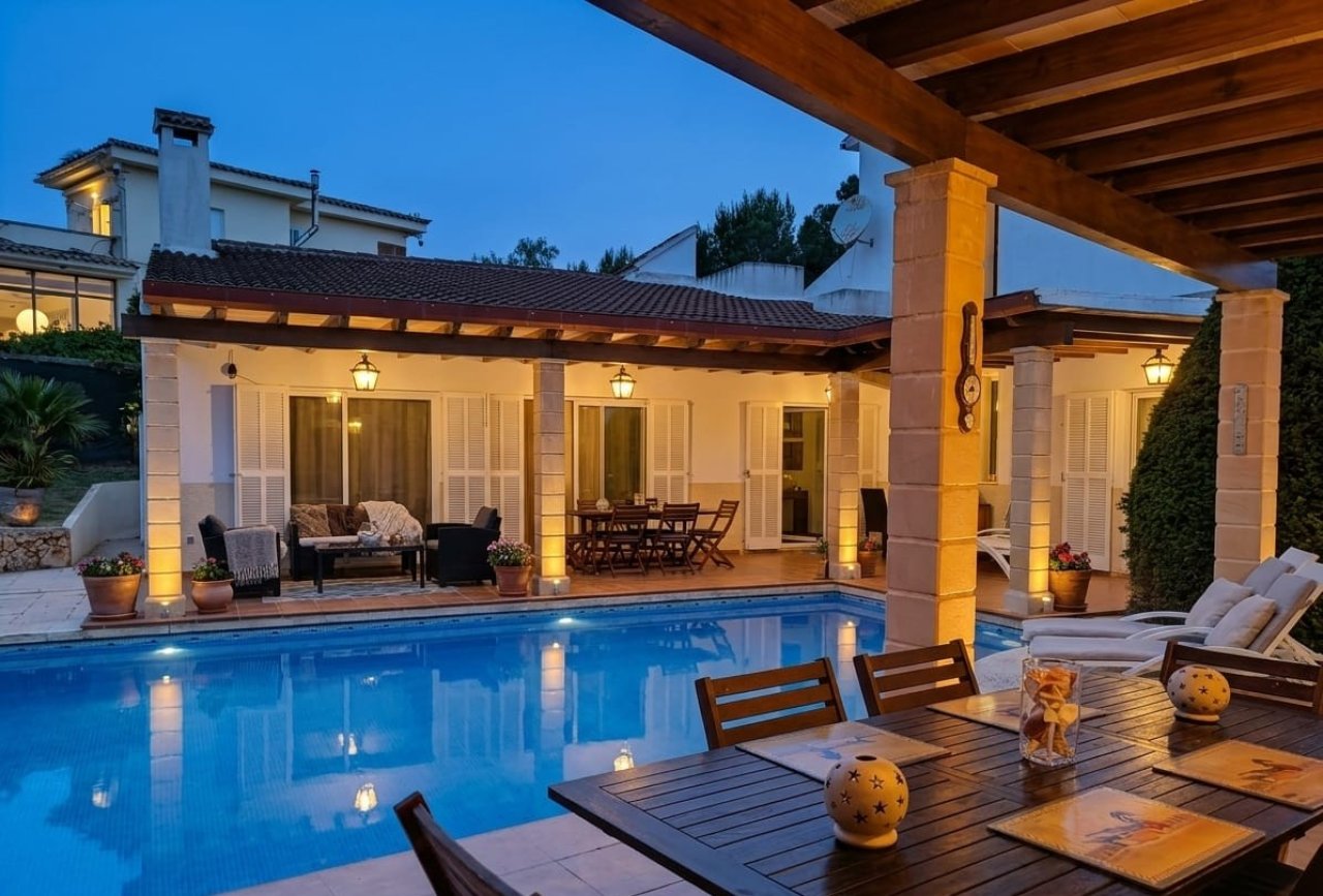 PRÄCHTIGE VILLA MIT POOL  EXKLUSIVE MIETE