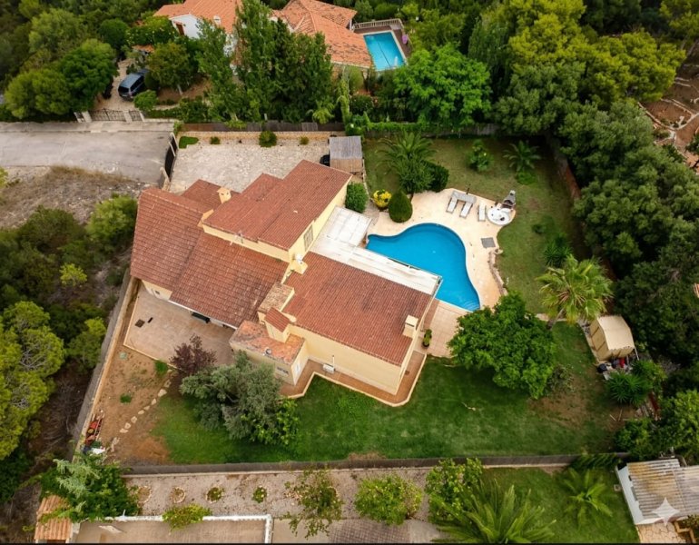 PRÄCHTIGE VILLA MIT POOL  EXKLUSIVE MIETE
