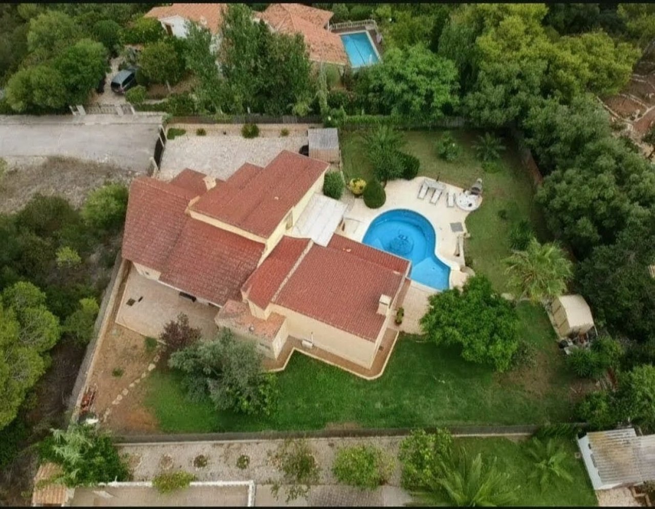 PRÄCHTIGE VILLA MIT POOL  EXKLUSIVE MIETE