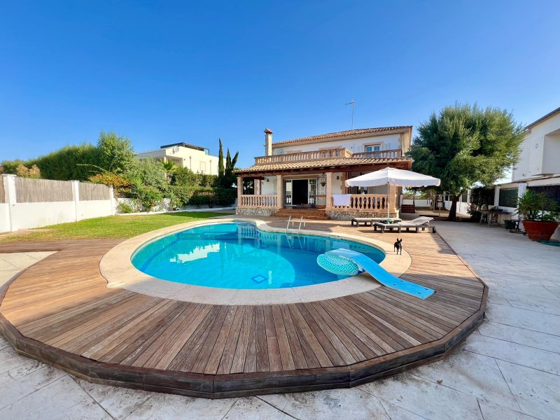 Magnífica villa con piscina y garaje en Portocolom: alquiler de larga estancia.