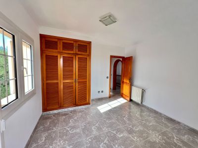 Magnífica villa con piscina y garaje en Portocolom: alquiler de larga estancia.