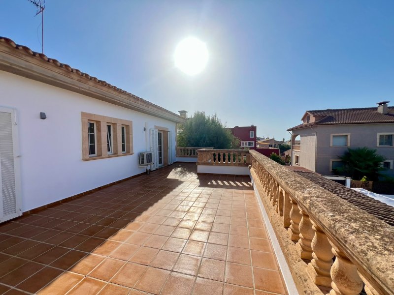 Magnífica villa con piscina y garaje en Portocolom: alquiler de larga estancia.