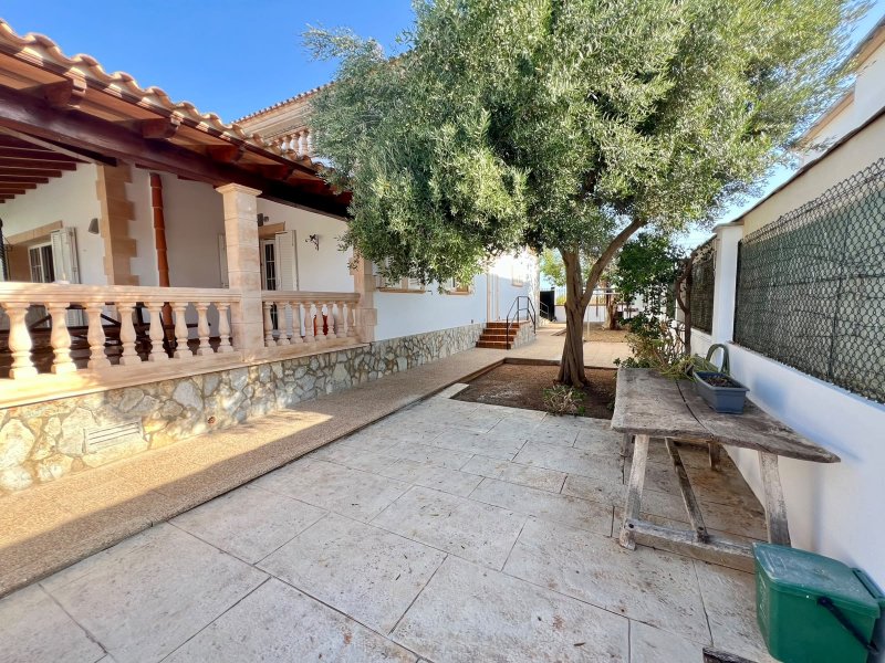 Magnífica villa con piscina y garaje en Portocolom: alquiler de larga estancia.
