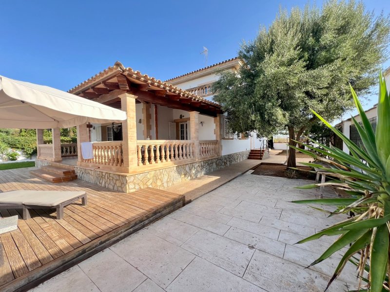 Magnífica villa con piscina y garaje en Portocolom: alquiler de larga estancia.
