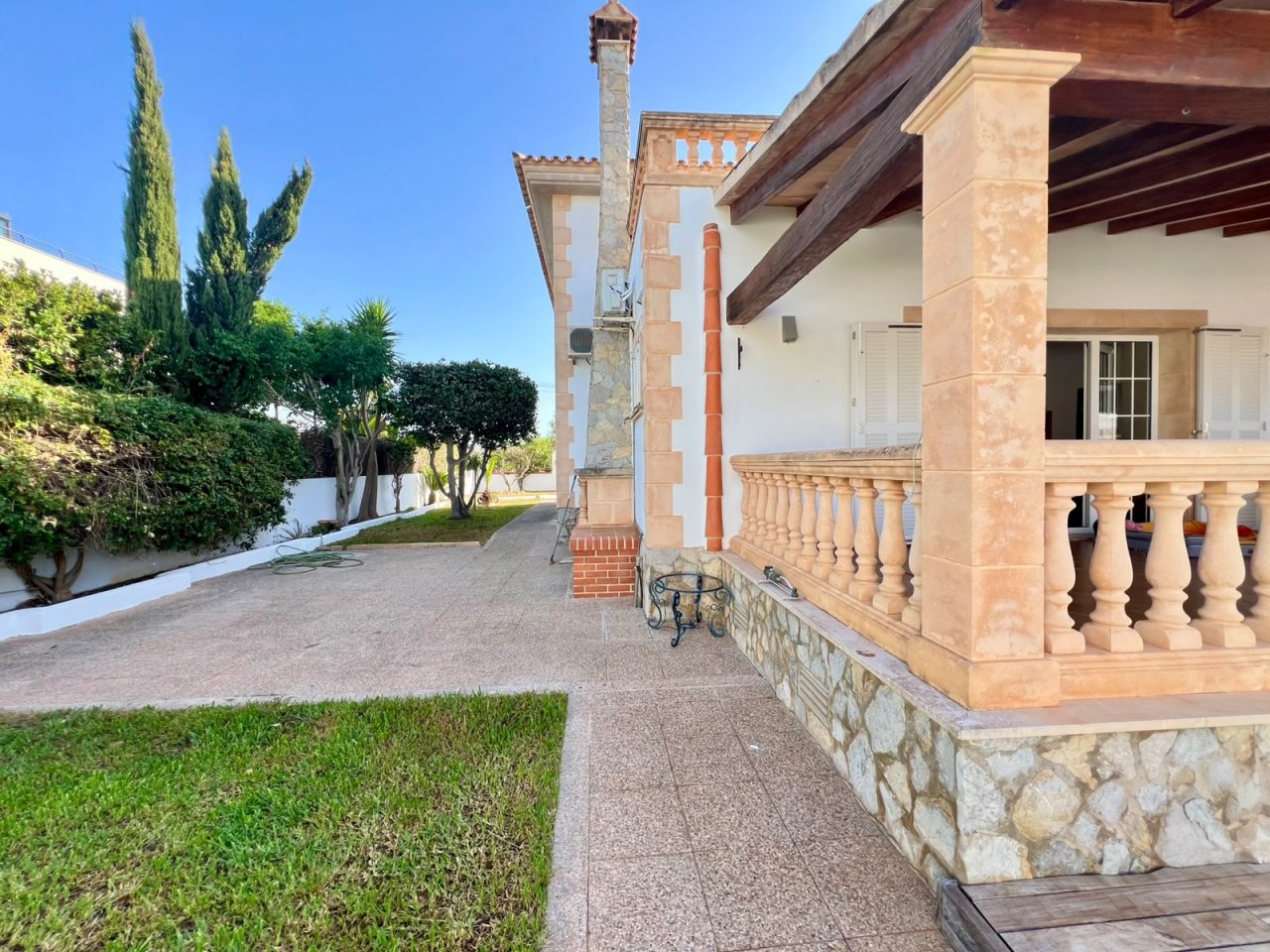 Magnífica villa con piscina y garaje en Portocolom: alquiler de larga estancia.