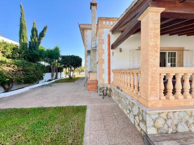 Magnífica villa con piscina y garaje en Portocolom: alquiler de larga estancia.