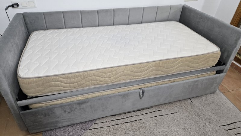 Praktisches Gästebett (200x180cm) Neuwertig (1,5 Monat alt, unbenutzt ohne Matratzen)
