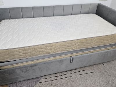Praktisches Gästebett (200x180cm) Neuwertig (1,5 Monat alt, unbenutzt ohne Matratzen)