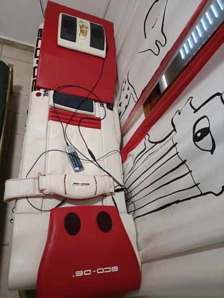 Professional massage bed, space-saving