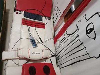 Professional massage bed, space-saving