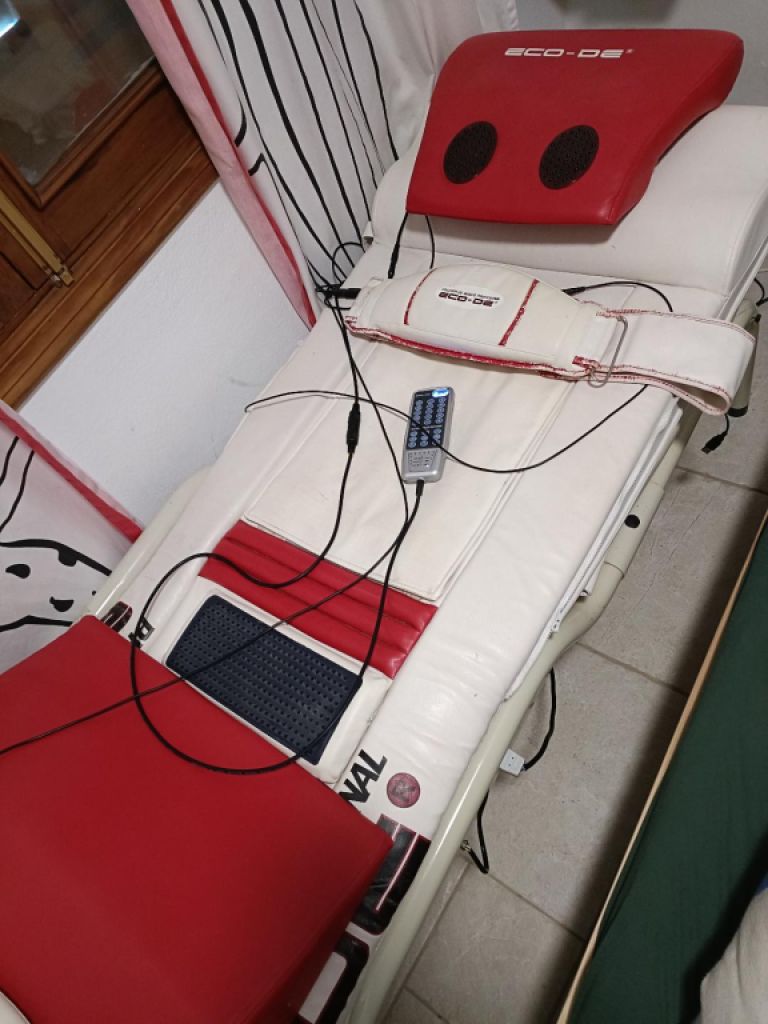 Professional massage bed, space-saving