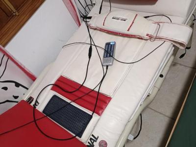 Professional massage bed, space-saving