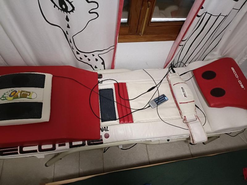 Professional massage bed, space-saving