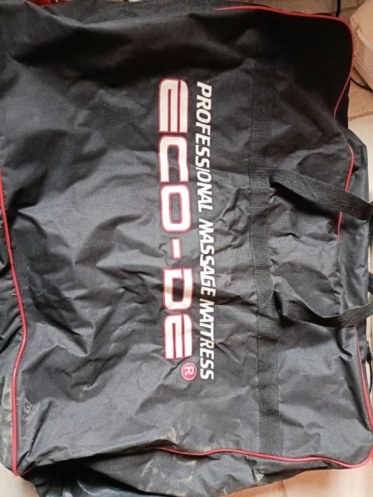 Professional massage bed, space-saving