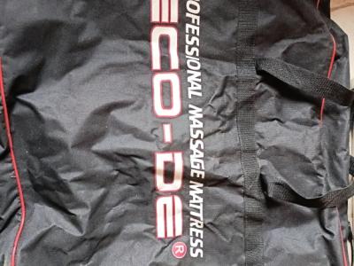 Professional massage bed, space-saving