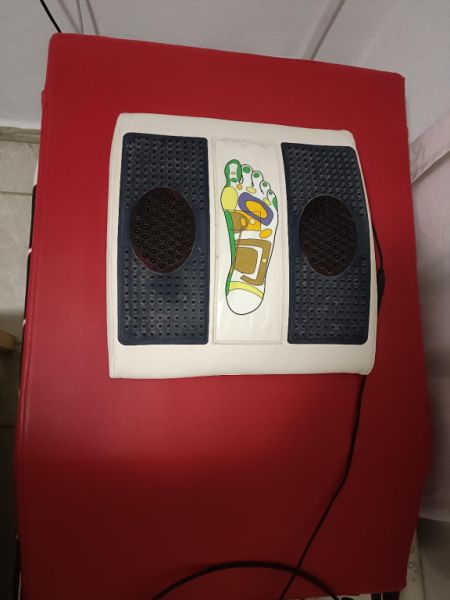 Professional massage bed, space-saving