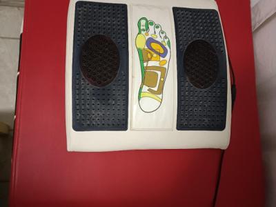 Professional massage bed, space-saving