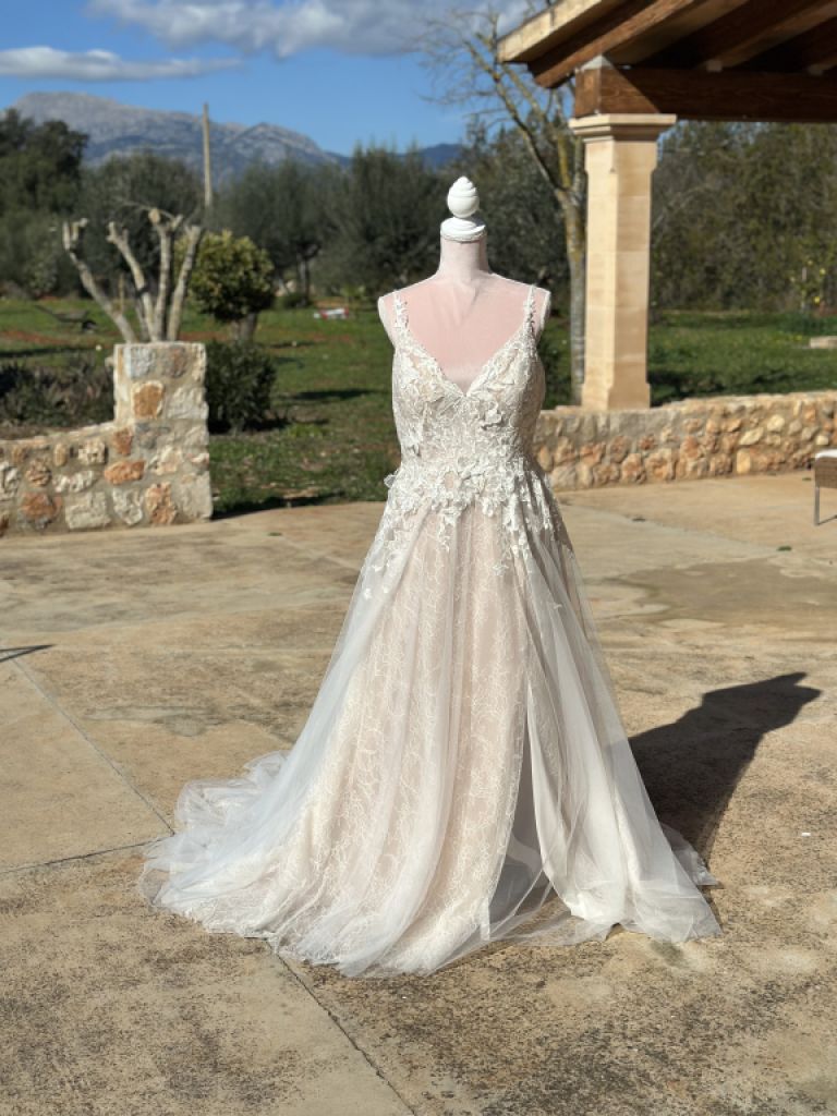 Pronovias Brautkleid mit Schlitz und Schleppe