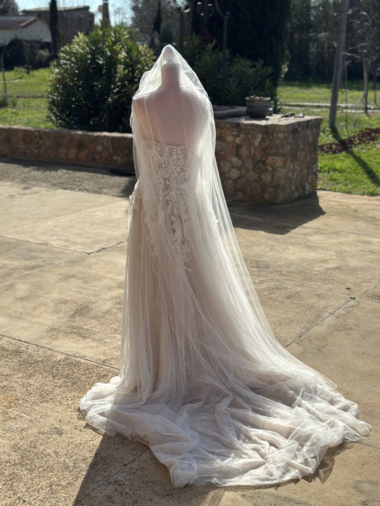 Pronovias Brautkleid mit Schlitz und Schleppe