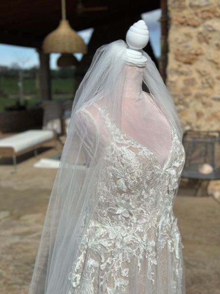 Pronovias Brautkleid mit Schlitz und Schleppe