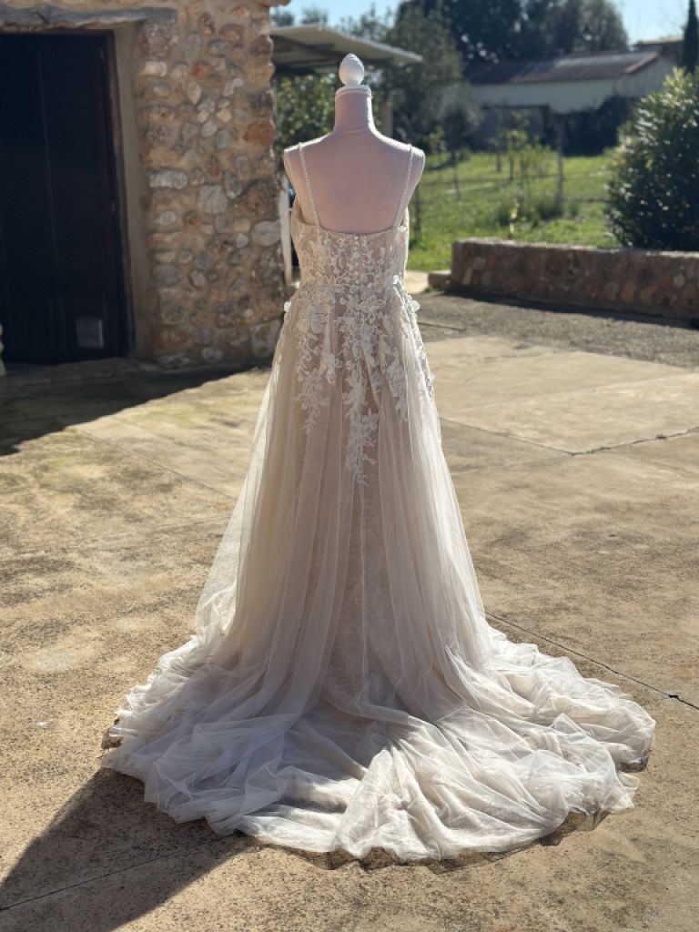 Pronovias Brautkleid mit Schlitz und Schleppe
