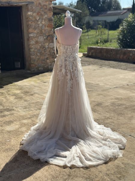 Pronovias Brautkleid mit Schlitz und Schleppe