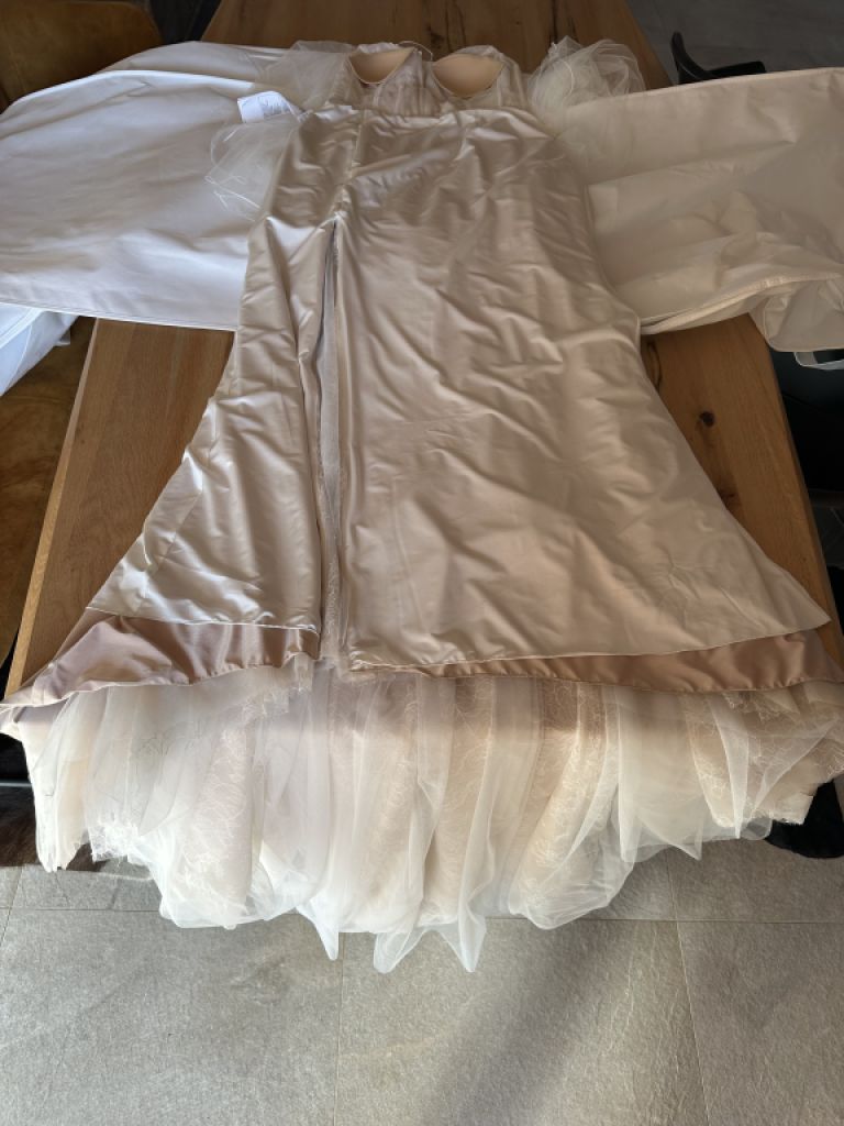 Pronovias Brautkleid mit Schlitz und Schleppe