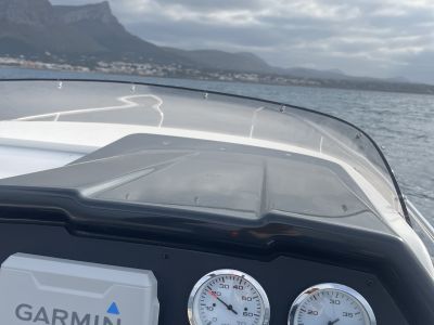 Quicksilver 470 Activ Cabin 100PS auf Trailer neuwertig