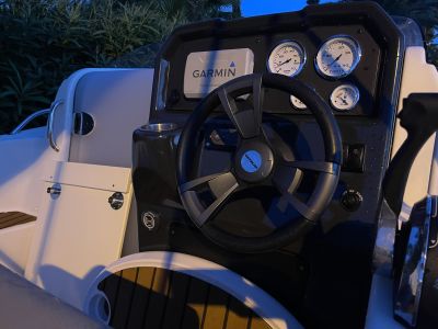 Quicksilver 470 Activ Cabin 100PS auf Trailer neuwertig