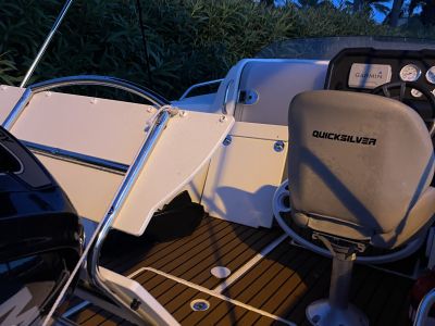 Quicksilver 470 Activ Cabin 100PS auf Trailer neuwertig