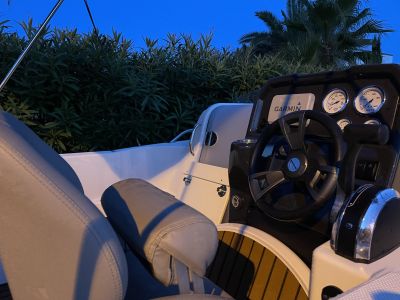 Quicksilver 470 Activ Cabin 100PS auf Trailer neuwertig