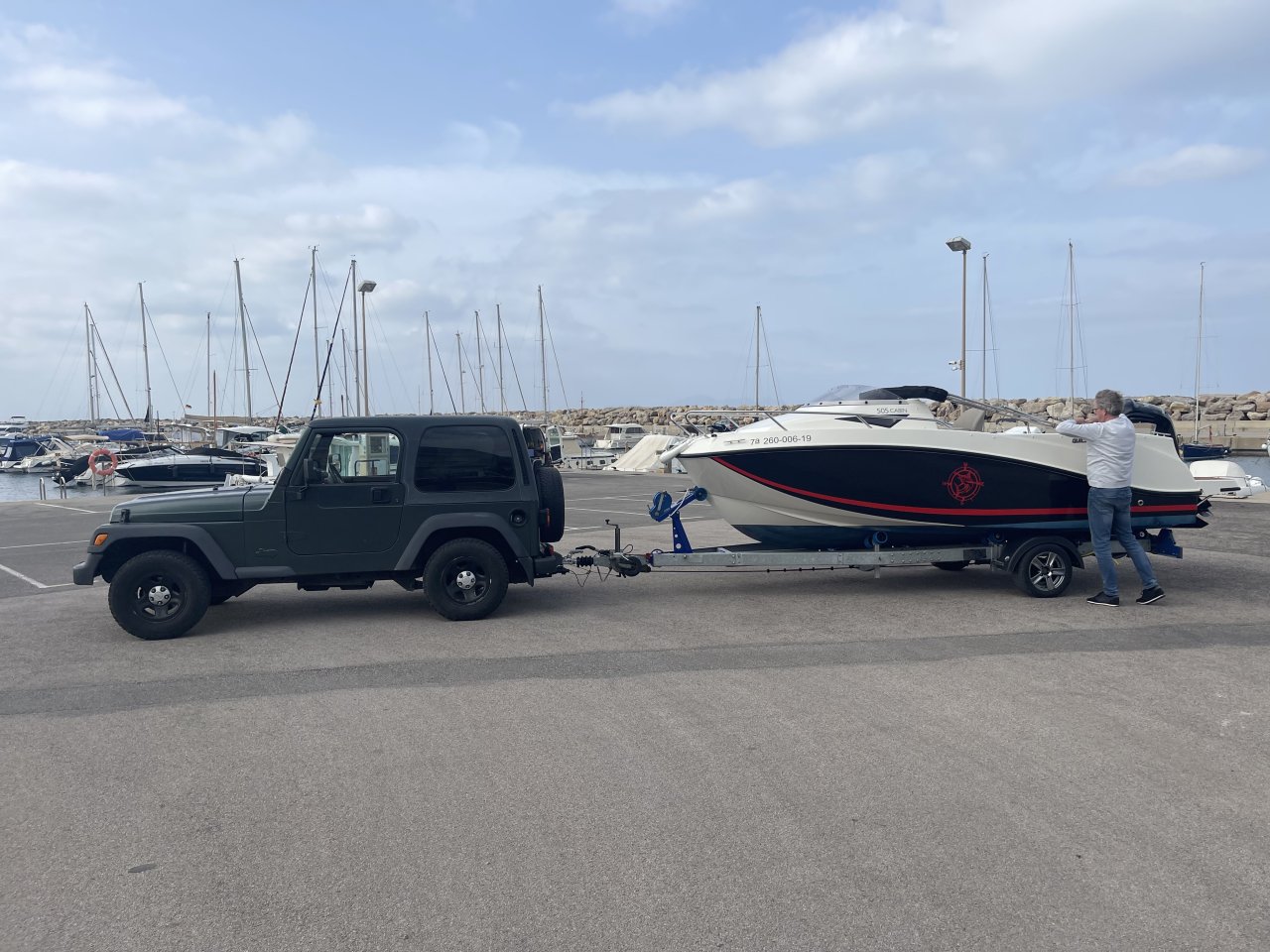 Quicksilver 470 Activ Cabin 100PS auf Trailer neuwertig