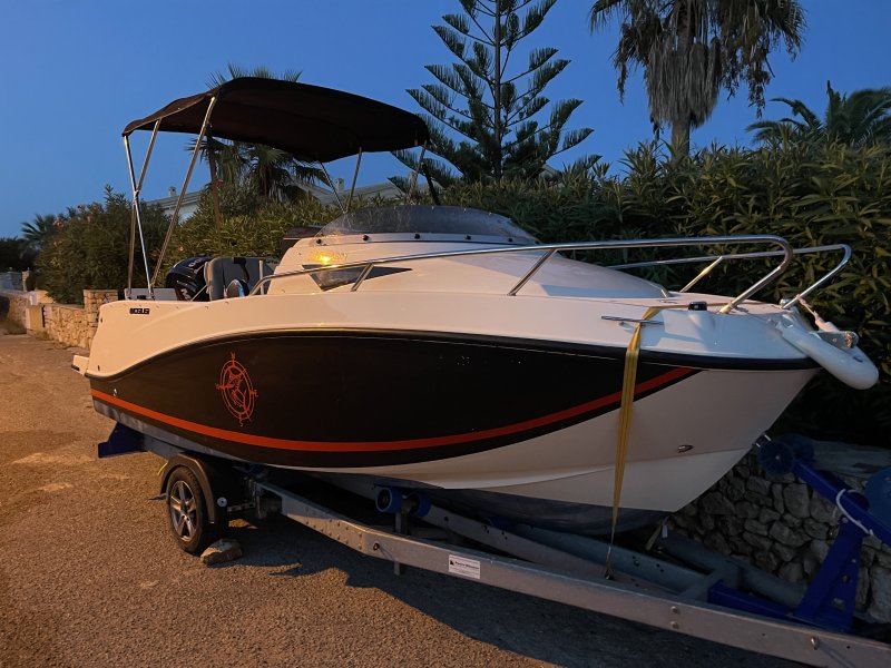 Quicksilver 470 Activ Cabin 100PS auf Trailer neuwertig