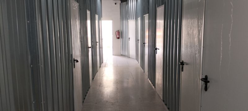 Räumlichkeiten mit Lagerraumgeschäft