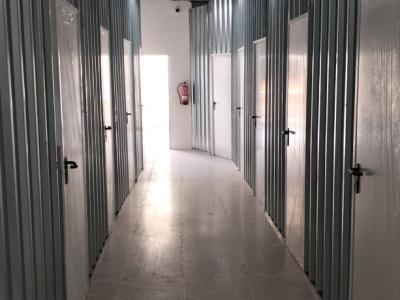 Räumlichkeiten mit Lagerraumgeschäft