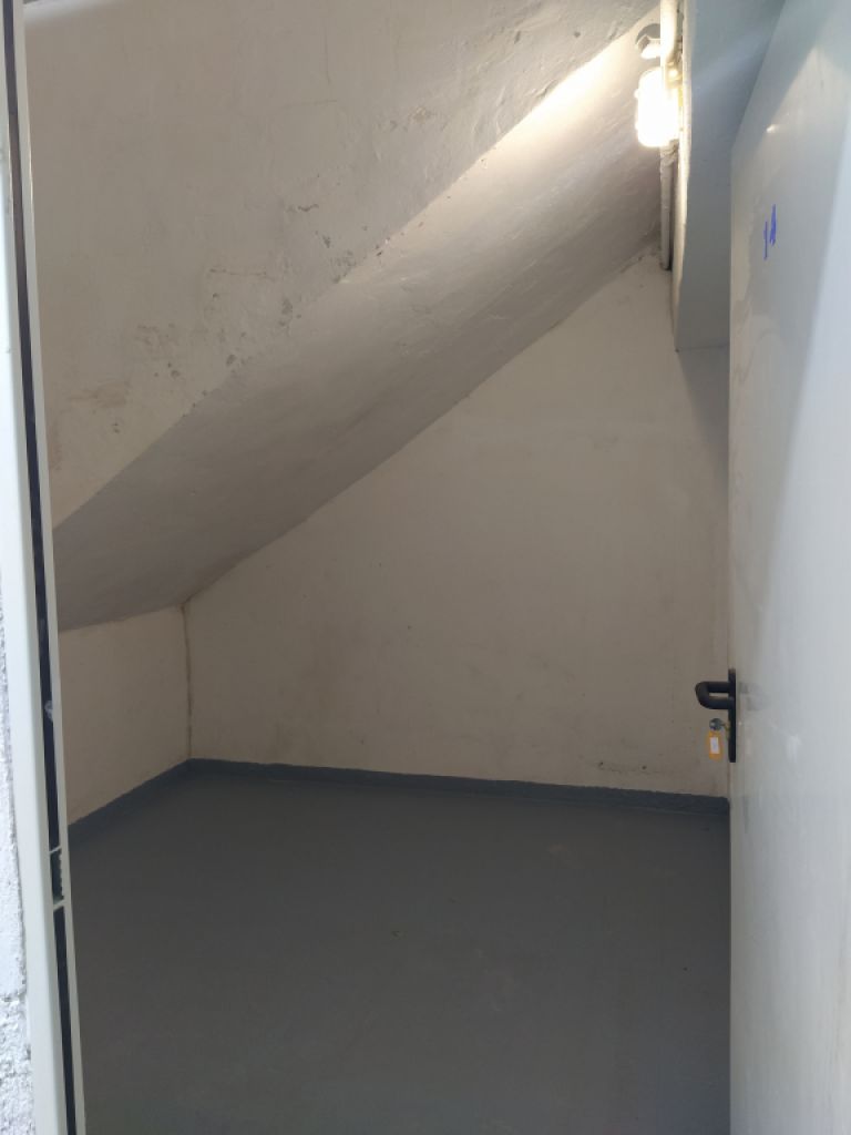 Räumlichkeiten mit Lagerraumgeschäft