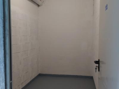 Räumlichkeiten mit Lagerraumgeschäft