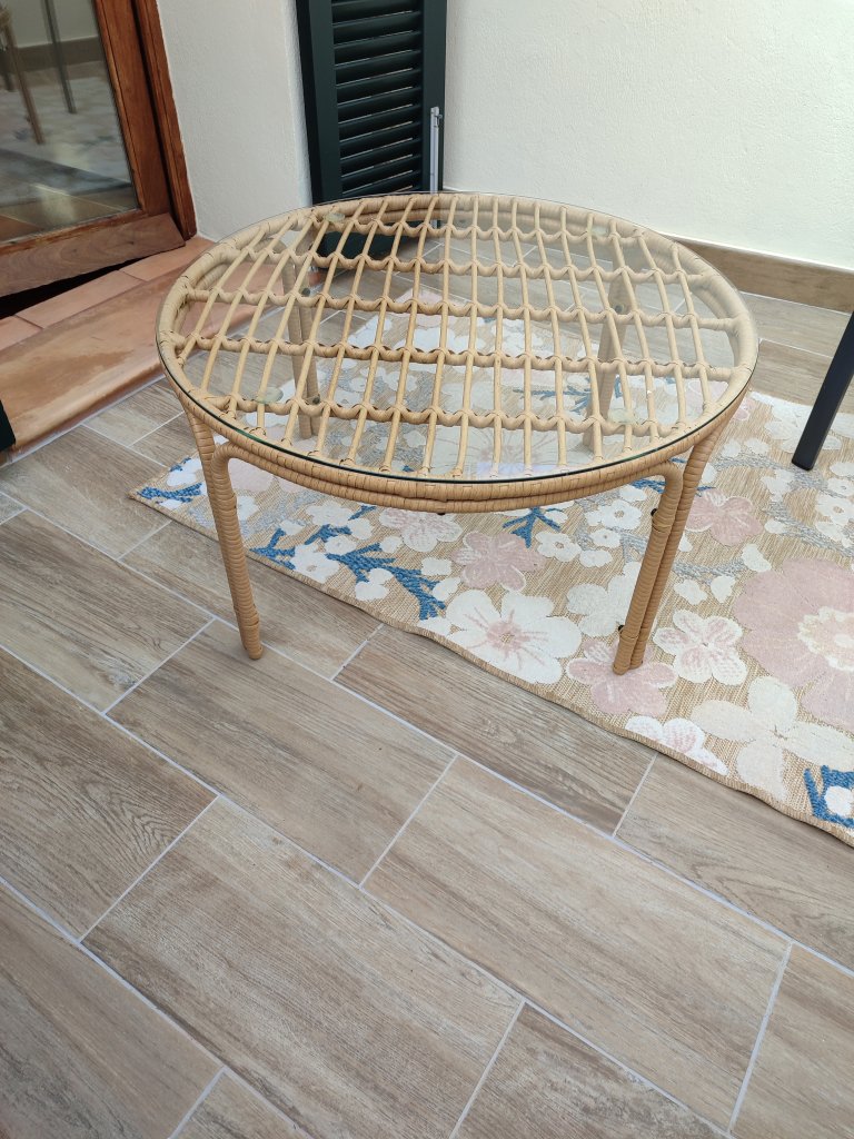 Rattan Tisch