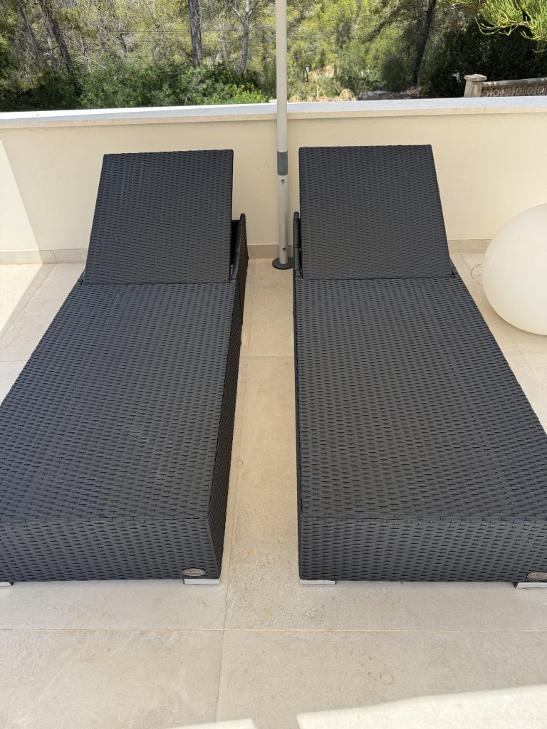 Tumbonas de ratán y caja