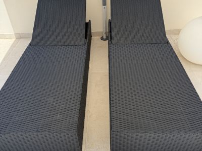 Tumbonas de ratán y caja
