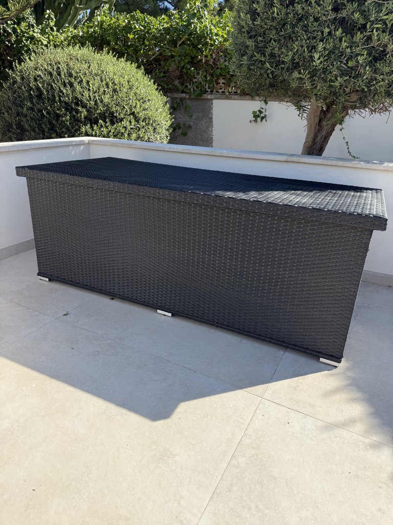Tumbonas de ratán y caja