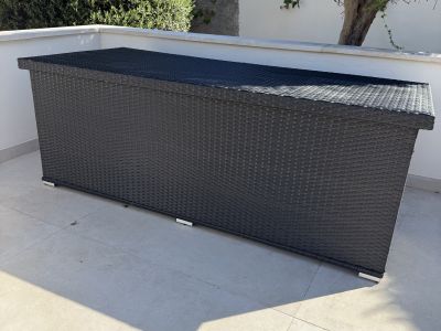 Tumbonas de ratán y caja